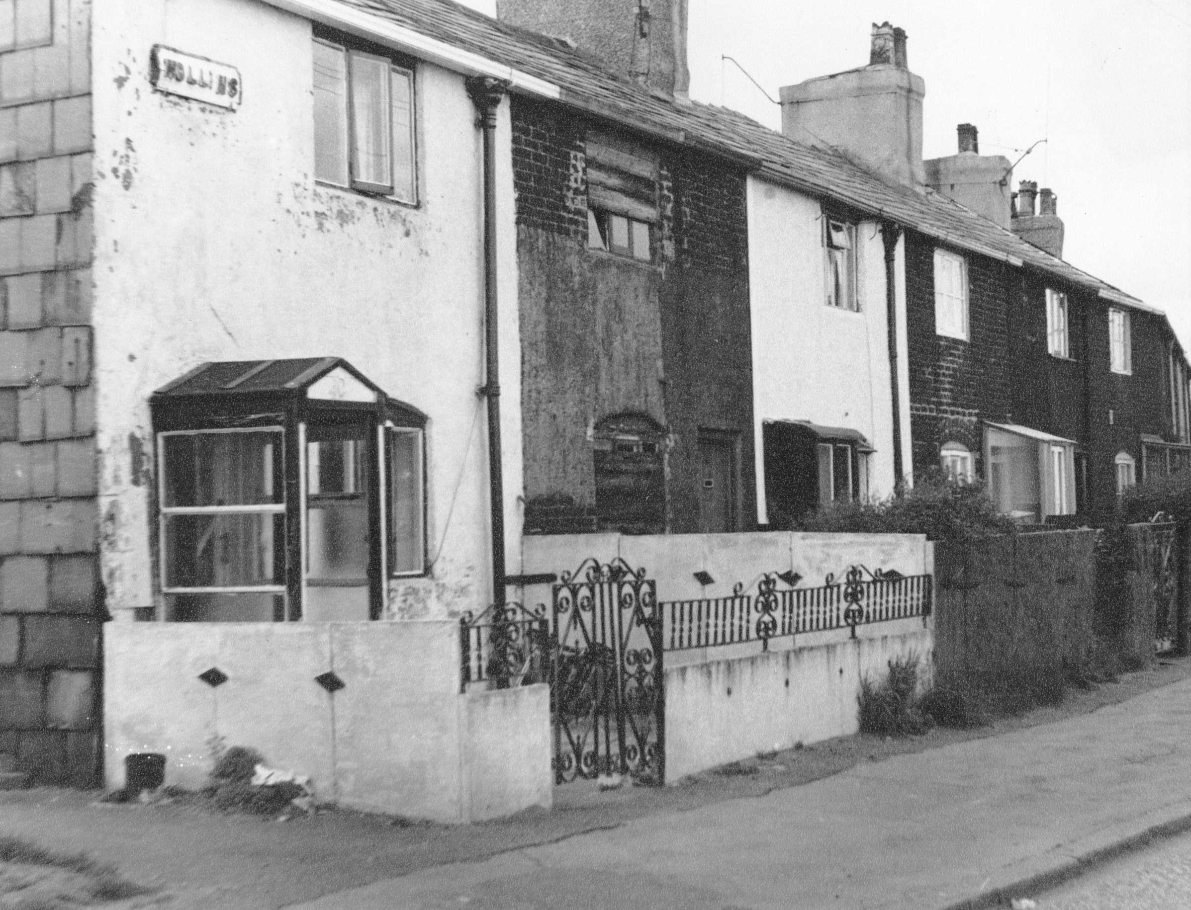 Plodder Lane : Hollins Cottages 1